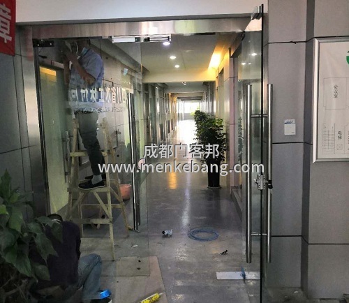 成都過道門禁玻璃門安裝案例 成都過道門禁玻璃門安裝案例