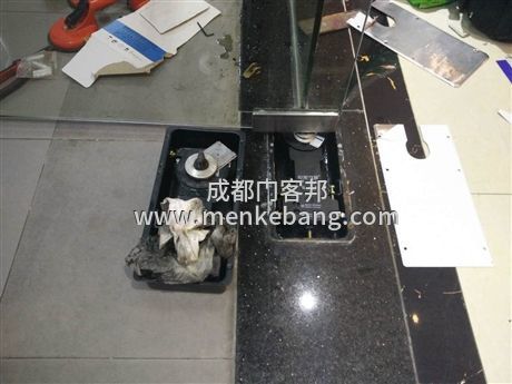 成都地彈簧玻璃門維修更換服務電話